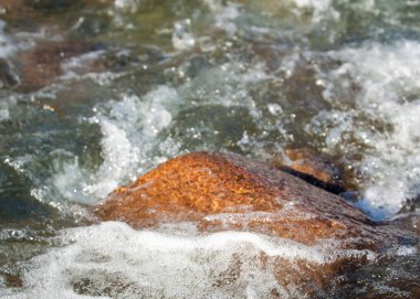 su küçük bir nehir erken ilkbahar akarsu. Bahar sahne. donmuş bir dere ile dağ manzarası