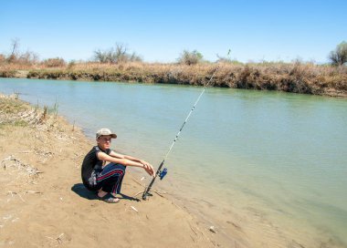 Bozkır nehir sazlık yaz. nehir görünümünde kez izlendi. küçük mavi nehir kıyısında güneşli bir gün
