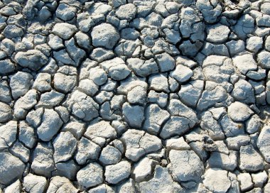 Yere çatlaklar. kuraklık. toprak erozyonu, kırık doku. Kuru kırık zemin. 