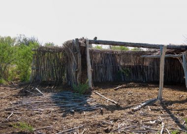 çöl, vahşi, kumlar, ıssızlık, atık, sahara. Hayvancılık, özellikle sığır veya ata, bir çiftlik veya ahır için bir kalem. su bulunduğu bir çölde bereketli bir nokta.