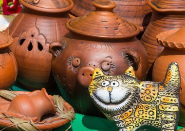 Doku, arka plan. Çanak çömlek. Tencere, yemekler ve diğer makaleler pişmiş toprak veya toprak yapılan. Çanak çömlek geniş toprak, porselen ve taş bölünmüş.