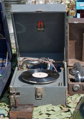 Bit pazarı, antika, eski gramofonları, müzik ve şarkı ile eski kayıtları. Vintage ütüler
