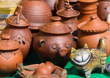 Doku, arka plan. Çanak çömlek. Tencere, yemekler ve diğer makaleler m