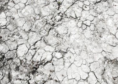 Yere çatlaklar. kuraklık. toprak erozyonu, kırık doku. Kuru kırık zemin. 