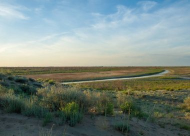 Olay yerinde bozkır gölde akşam güzel gökyüzü altında küçük bir göl