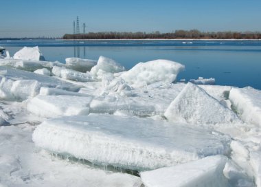 Bahar sel, buzlu su, erken Bahar Nehri üzerinde. Rusya Tataristan Kama Nehri erken Bahar