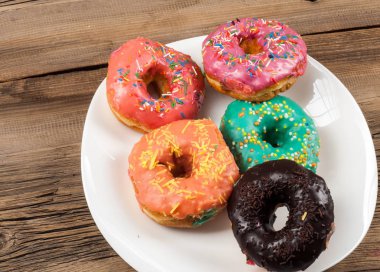 halka, hamur-çocuk, sinker, israf. genellikle bir top ya da halka şeklinde şekerli hamur küçük kızarmış kek.