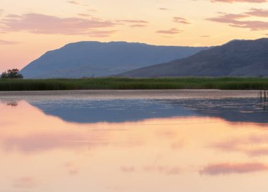 Bozkır yaz. Turgai Kaydet. Çölde Gölü