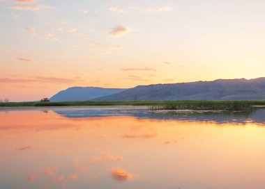 Bozkır yaz. Turgai Kaydet. Çölde Gölü
