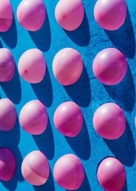 Atraktsion fuarda balonlarla. parlak renkli kauçuk sac havayla şişirilmiş ve bir çocuk oyuncak ya da bir dekorasyon kullanılan boyun, mühürlü.