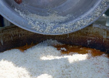 Özbek yerel yemeğiniyiyormuşsun pilav. hisse senedi ile baharat, genellikle et ve sebze eklendi bir Orta Doğu ya da Hint tabak pirinç (veya bazen buğday) pişmiş.