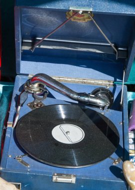 Bit pazarı, antika, eski gramofonları, müzik ve şarkı ile eski kayıtları. Vintage ütüler