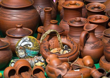 Doku, arka plan. Çanak çömlek. Tencere, yemekler ve diğer makaleler pişmiş toprak veya toprak yapılan. Çanak çömlek geniş toprak, porselen ve taş bölünmüş.