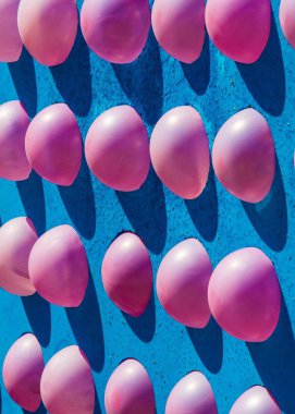 Atraktsion fuarda balonlarla. parlak renkli kauçuk sac havayla şişirilmiş ve bir çocuk oyuncak ya da bir dekorasyon kullanılan boyun, mühürlü.