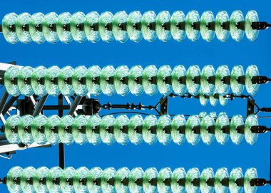 Yüksek gerilim İzolatörleri doku. Duvar enerji üzerinde bulunan