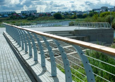 Doku, arka plan. Limanda Melekeska Nehri'nin kaldırımda