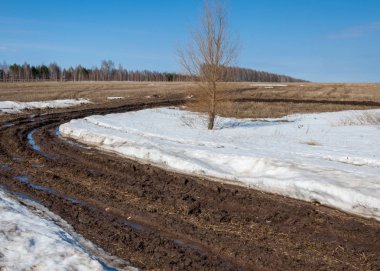 Bahar yollar yıkanmış. yoldan çekilin. yolda çamur