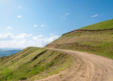 dağ yolundan. dağ, tepe