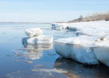 Bahar sel, buzlu su, erken Bahar Nehri üzerinde. Rusya Tataristan Kama Nehri erken Bahar