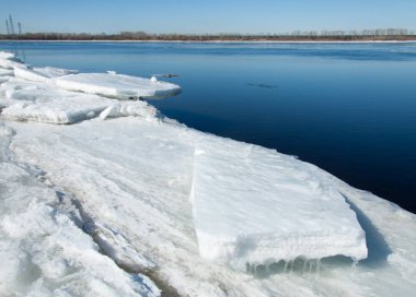 Bahar sel, buzlu su, erken Bahar Nehri üzerinde