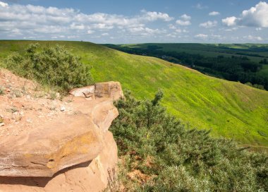 Yaz nehir. Yüksek Rock. Mavi gökyüzü. güzel sahne