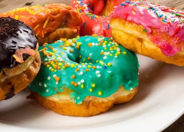 halka, hamur-çocuk, sinker, israf. genellikle bir top ya da halka şeklinde şekerli hamur küçük kızarmış kek.