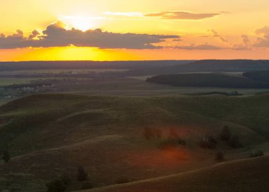 sisli gündoğumu. Orman sis. ışıkları orman. Güneş ışınları ve uzun gölgeler sahip çok güzel bir sabah sahne