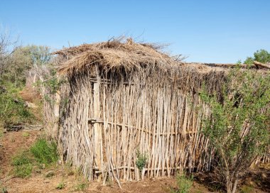 çöl, vahşi, kumlar, ıssızlık, atık, sahara. Hayvancılık, özellikle sığır veya ata, bir çiftlik veya ahır için bir kalem. su bulunduğu bir çölde bereketli bir nokta.