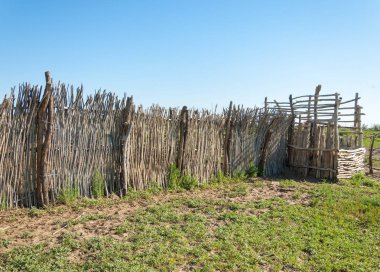 çöl, vahşi, kumlar, ıssızlık, atık, sahara. Hayvancılık, özellikle sığır veya ata, bir çiftlik veya ahır için bir kalem. su bulunduğu bir çölde bereketli bir nokta.