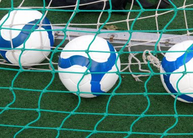 Doku, arka plan. Futbol eğitim çocuklar topları için