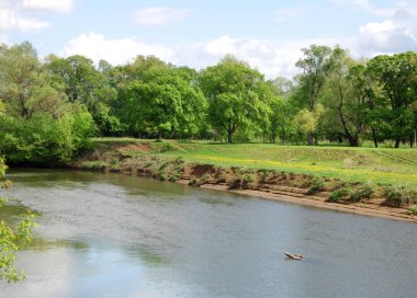 Yaz gökyüzü bulutlar, nehir