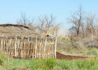 çöl, vahşi, kumlar, ıssızlık, atık, sahara. Hayvancılık, özellikle sığır veya ata, bir çiftlik veya ahır için bir kalem. su bulunduğu bir çölde bereketli bir nokta.