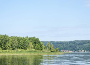 Yaz bulutlar nehir sazlık ağaçlar
