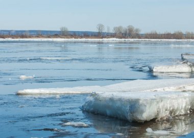 Nehir ile kırık buz buz Tepecik bahar Nehri üzerinde.