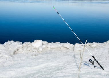 Nehir sel balıkçılar. Nehir buz balıkçılar yırtılmış. Nehir ile 