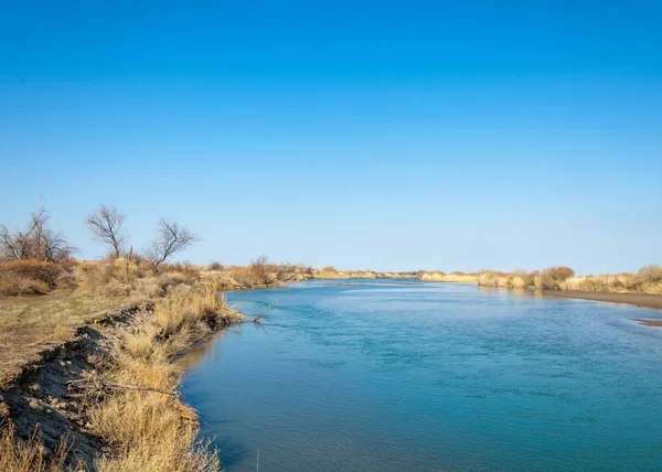 bahar bozkır nehirde. nehir sazlık ile büyümüş. saf zümrüt sudur