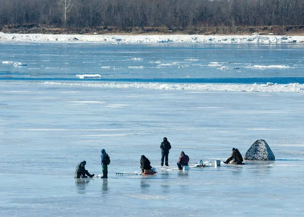 River flood fishermen. Torn river ice fishermen. River with the — Stock Photo, Image