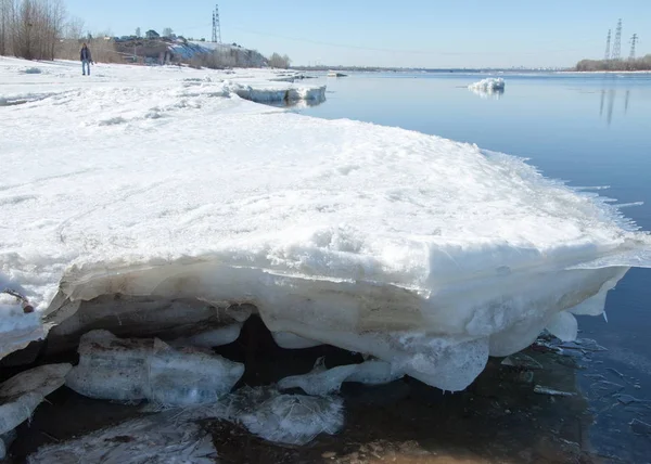 Bahar sel, buzlu su, erken Bahar Nehri üzerinde. Rusya Tataristan Kama Nehri erken Bahar