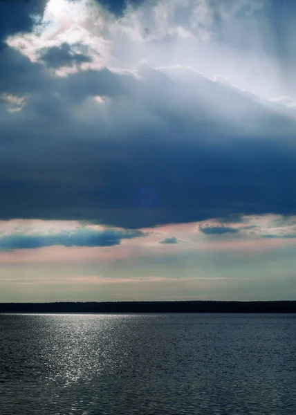 Wolk Water Lichtbundel Prachtige Zonsondergang Het Strand Fantastische Kleuren Uitzicht — Stockfoto