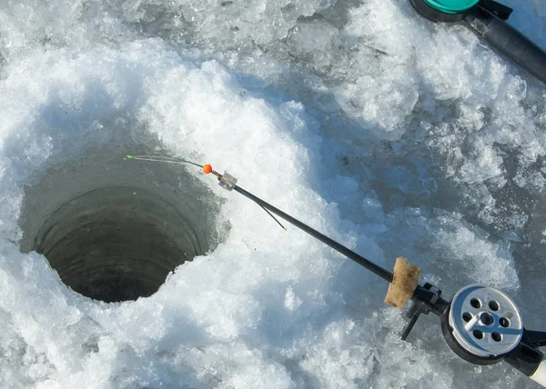 Pescatori Delle Inondazioni Pescatori Ghiaccio Lacerati Fiume Con Gli Ultimi — Foto Stock