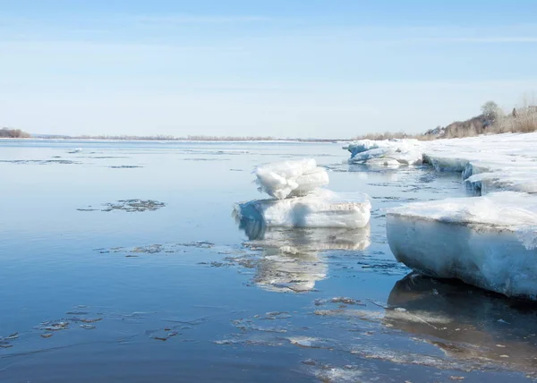 Inondazioni primaverili, acqua ghiacciata, inizio primavera sul fiume — Foto Stock