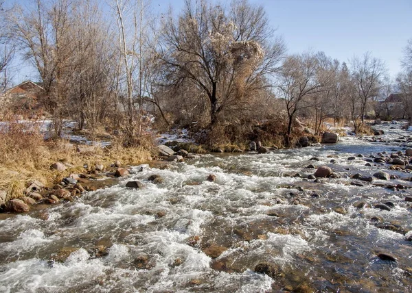 昨年春は 晴れた日に春の小川の融雪水のテクスチャを雪します 川の小川の流れ 春の川の氷の融解 — ストック写真
