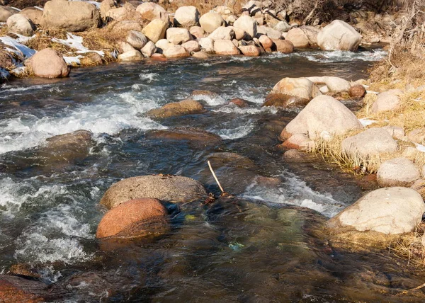 早春に小さな川の水をストリーミングします 春のシーン 凍った小川と山の風景 — ストック写真