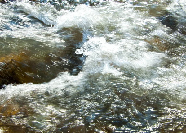 Strömendes Wasser Einem Kleinen Fluss Frühen Frühling Frühlingsszene Berglandschaft Mit — Stockfoto