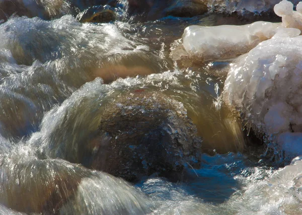 Strömendes Wasser Einem Kleinen Fluss Frühen Frühling Frühlingsszene Berglandschaft Mit — Stockfoto