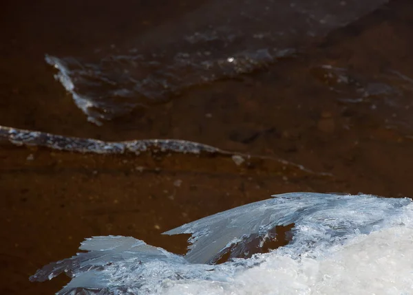 碎冰与河冰山包春天在河上 那天阳光明媚春天景观特写冰漂在河上 — 图库照片