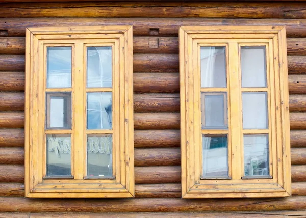 Texture, fond. fenêtres en bois, maison en bois, maison en — Photo