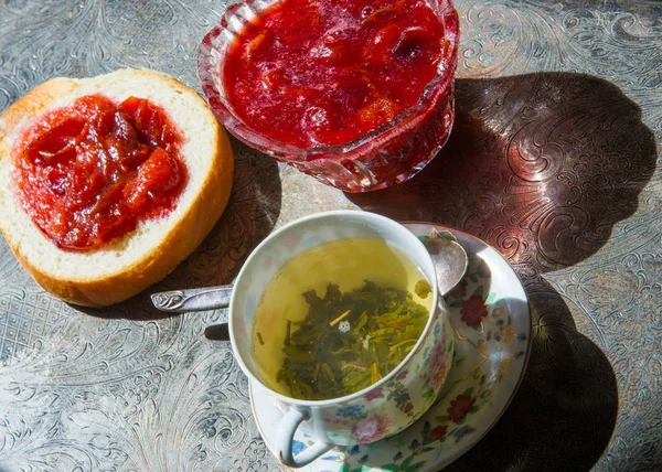 Reggeli Jam Szilva Zöld Tea Egy Régi Ezüst Tálca — Stock Fotó