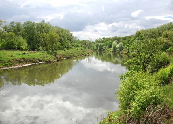 Cielo Estivo Tra Nuvole Fiume Panorama Una Soleggiata Giornata Estiva — Foto Stock