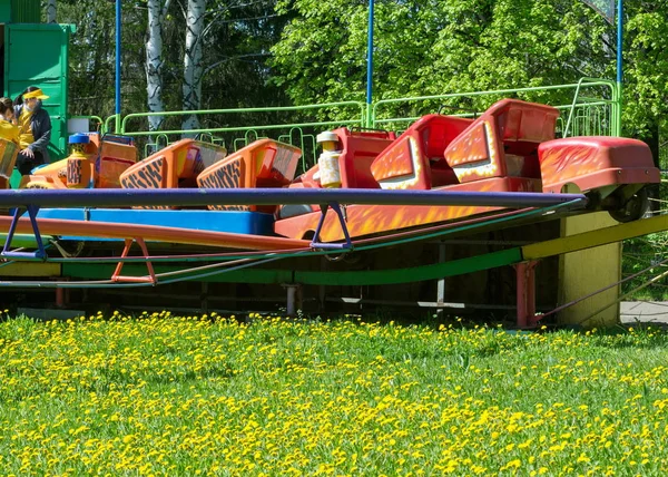 Ein Kinderkarussell Eine Drehbare Vorrichtung Für Das Fahren Kreis Mit — Stockfoto